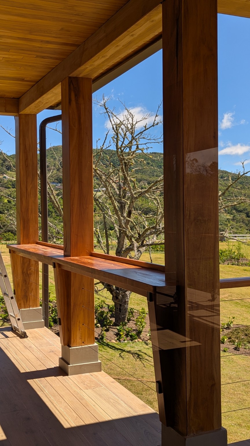 Estructura exterior de madera con baranda y techo