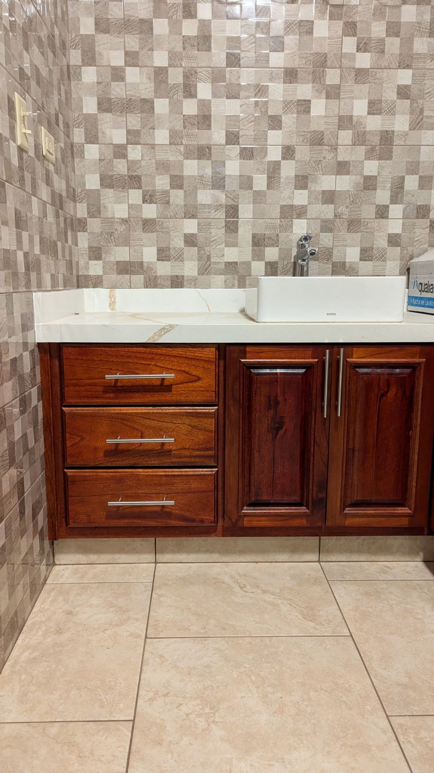Mueble de baño de madera bajo un lavamanos